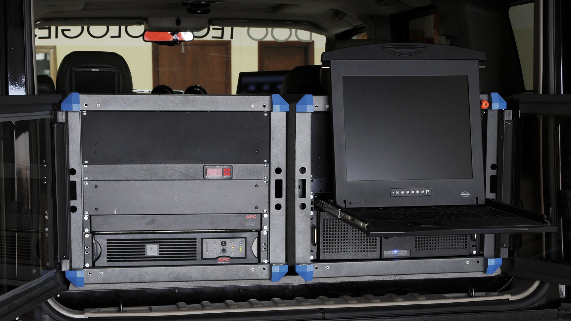 The rack in the boot: computer, power and transmission.