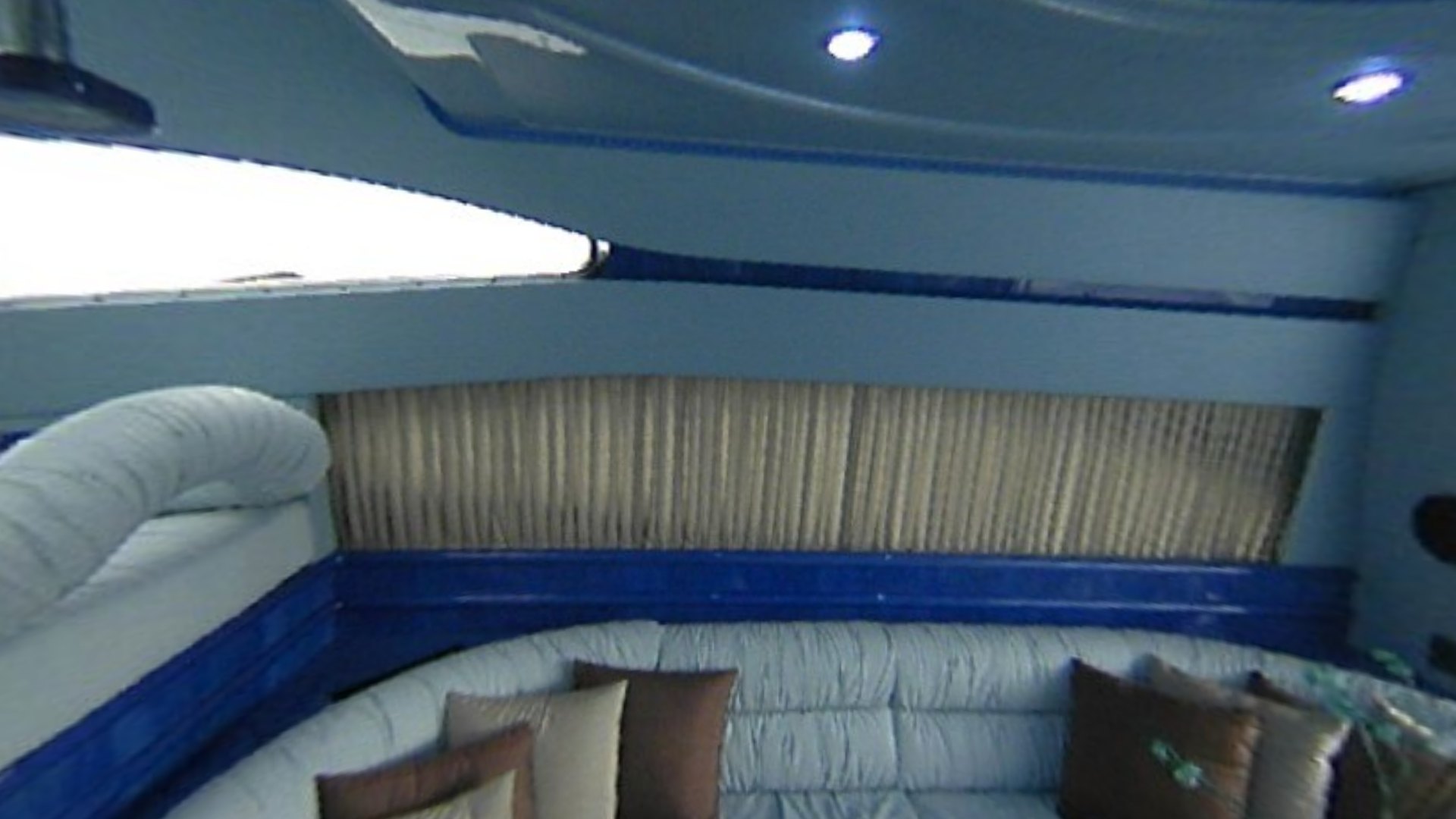 Ferretti, 2001: saloon.